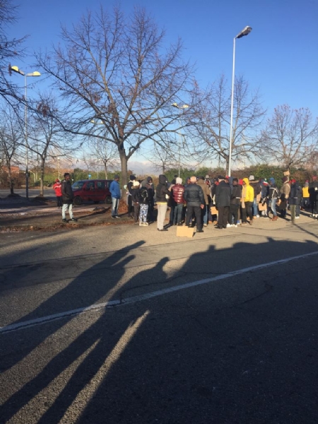 MONCALIERI - Protesta dei profughi: «Siamo senza documenti». Occupata via Postiglione - FOTO