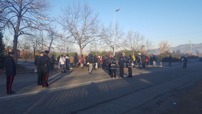 MONCALIERI - Protesta dei profughi: «Siamo senza documenti». Occupata via Postiglione - FOTO