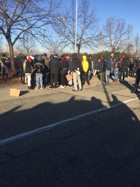 MONCALIERI - Protesta dei profughi: «Siamo senza documenti». Occupata via Postiglione - FOTO