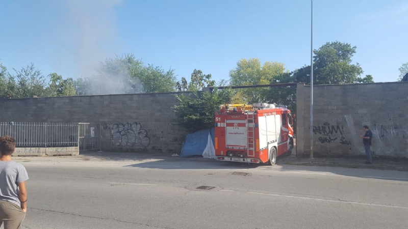 MONCALIERI - Incendio nel cortile della ex Firsat, a fuoco un cumulo di spazzatura  - LE FOTO -