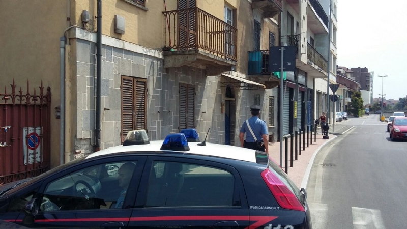 MONCALIERI - Vivevano tra rifiuti ed elettrodomestici pericolosi: i carabinieri li sgomberano