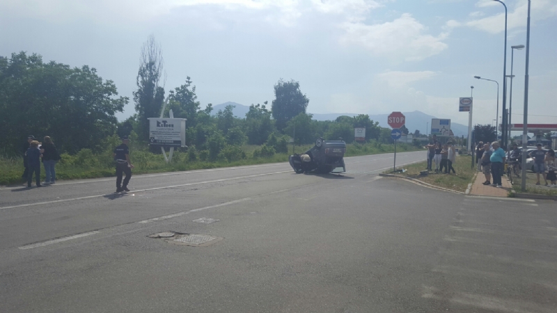 RIVALTA - Auto ribaltata in via Giaveno: traffico in tilt a Gerbole