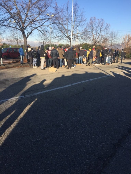 MONCALIERI - Protesta dei profughi: «Siamo senza documenti». Occupata via Postiglione - FOTO