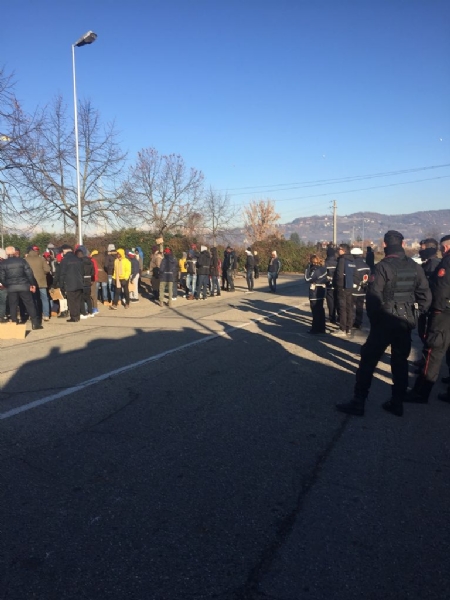 MONCALIERI - Protesta dei profughi: «Siamo senza documenti». Occupata via Postiglione - FOTO