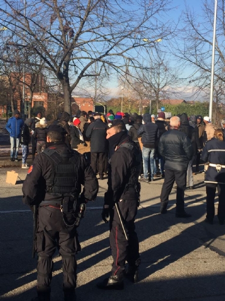 MONCALIERI - Protesta dei profughi: «Siamo senza documenti». Occupata via Postiglione - FOTO