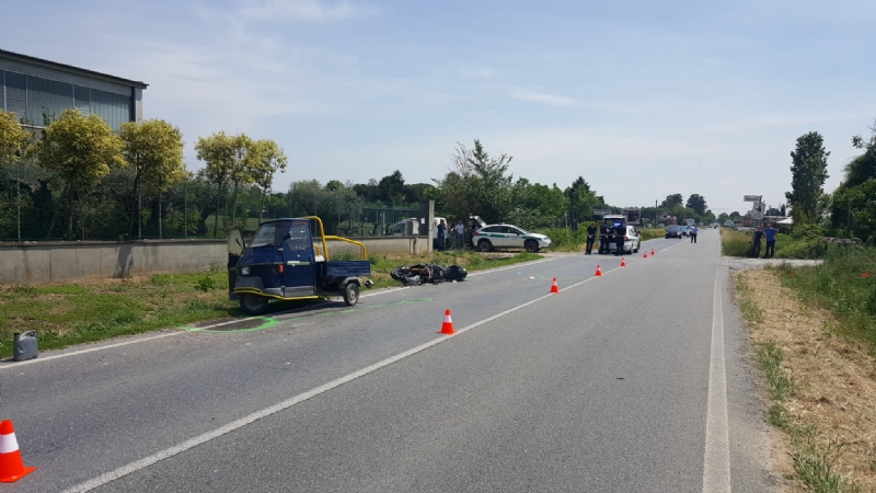 RIVALTA - Auto ribaltata in via Giaveno: traffico in tilt a Gerbole