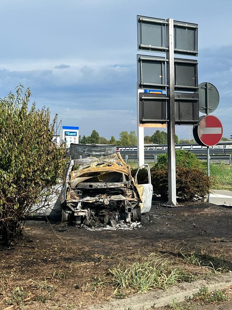 BEINASCO - Auto Si Schianta E Prende Fuoco Alla Stazione Di Servizio ...