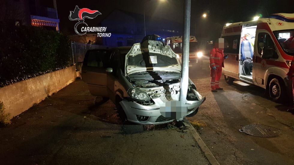 CARMAGNOLA - Rapinano Un Operaio E Rubano L'auto, Poi Si Schiantano ...