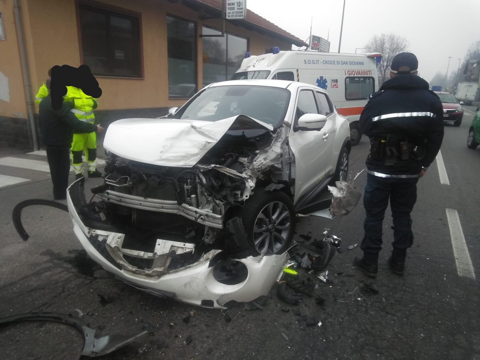 nichelino incidente in via xxv aprile due feriti e caos sulla strada