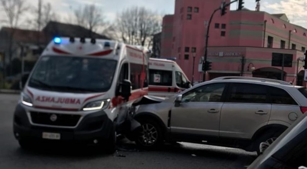 nichelino non sente la sirena dell ambulanza e provoca un incidente due feriti